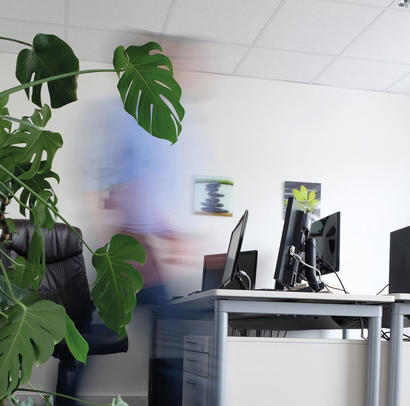 Mitarbeiter in Bewegung, verlässt Arbeitsplatz mit Bildschirmen